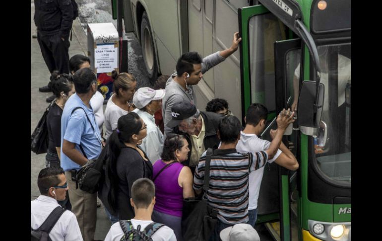 Ya que se debe esperar largo rato e ir incómodos en el viaje, a veces los usuarios toman decisiones pensando en el uso del transporte. EL INFORMADOR / ARCHIVO