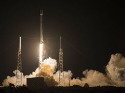 La empresa aeroespacial no esperaba el aterrizaje exitoso que sí logró en una plataforma en el océano Atlántico. AP / M. Denemark