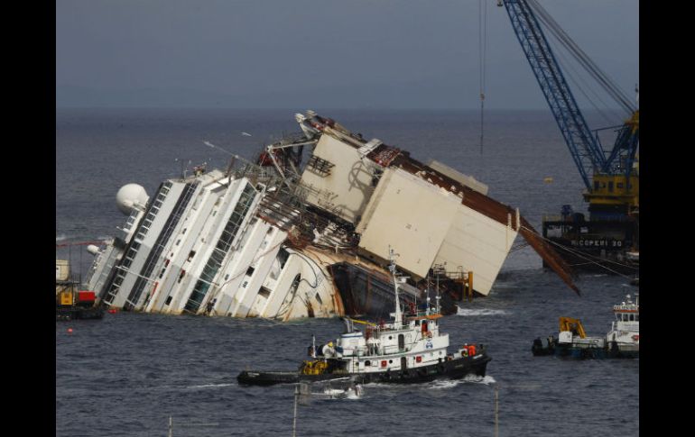 El ex capitán Schettino cenaba con Domnica Cemortan durante el accidente que provocó la muerte de 32 personas. AP / ARCHIVO