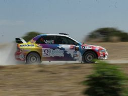 La salida de los 24 coches participantes en este Rally RAC 1000 Guadalajara 2016 se llevó a cabo en medio de una gran algarabía. EL INFORMADOR / F. Atilano