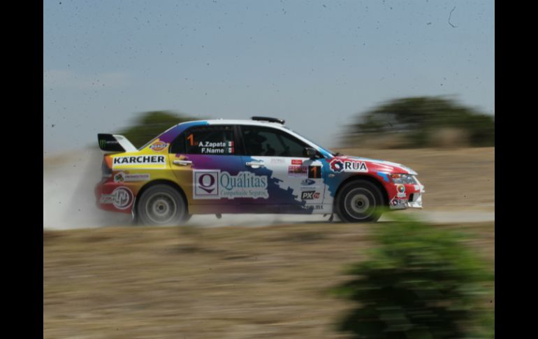 La salida de los 24 coches participantes en este Rally RAC 1000 Guadalajara 2016 se llevó a cabo en medio de una gran algarabía. EL INFORMADOR / F. Atilano