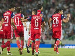 Los jugadores de Chivas celebran el gol del Gullit Peña. MEXSPORT / E.Terrazas