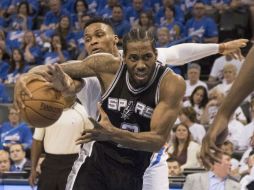 Kawhi Leonard aportó un doble-doble de 31 puntos y 11 rebotes que lo dejaron al frente del ataque de los Spurs. AFP / J. Carter