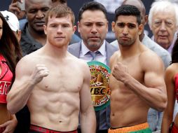 El pesaje. Saúl 'Canelo' Álvarez posa junto con Amir Khan frente al T-Mobile Arena de Las Vegas. AFP / J. Gurzinski