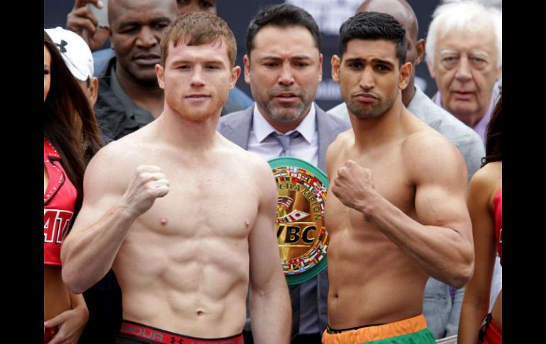 El pesaje. Saúl 'Canelo' Álvarez posa junto con Amir Khan frente al T-Mobile Arena de Las Vegas. AFP / J. Gurzinski