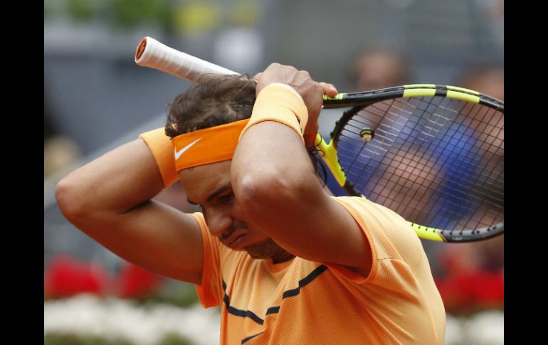 Rafa Nadal queda fuera de Madrid, pero mira a Roma, donde tiene que enderezar el rumbo por su pase a Roland Garros. EFE / J.J. Guillén