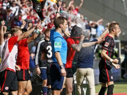 El Eintracht se salva del descenso gracias a que llega a 36 puntos, atrás quedan el Stuttgart, con 33 unidades, y el Hannover, con 22. EFE /