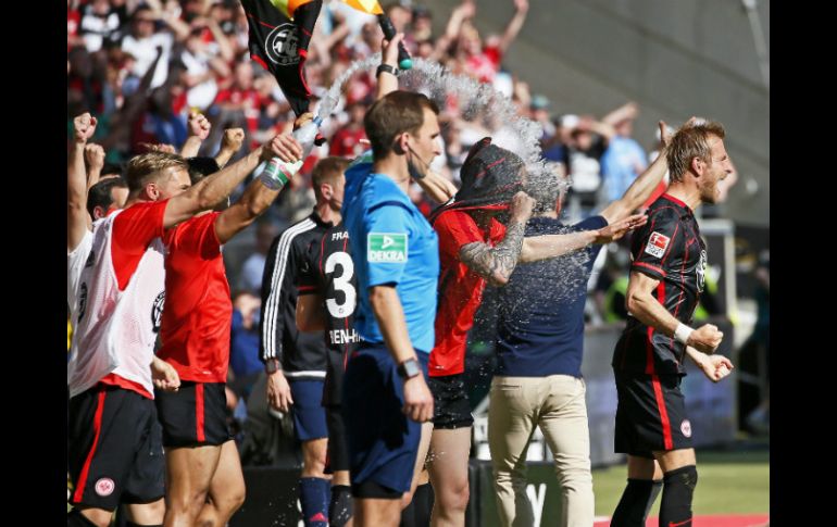 El Eintracht se salva del descenso gracias a que llega a 36 puntos, atrás quedan el Stuttgart, con 33 unidades, y el Hannover, con 22. EFE /