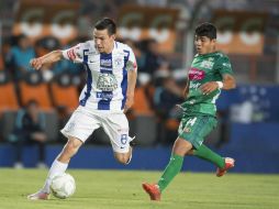 En la foto Hirving Lozano y Cesar Ramos disputan el balón. MEXSPORT / O. Martínez