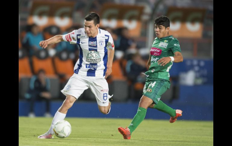 En la foto Hirving Lozano y Cesar Ramos disputan el balón. MEXSPORT / O. Martínez