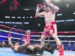 Un derechazo del boxeador de Jalisco, Saúl “Canelo” Álvarez (parado), en el sexto round, fulminó al británico Amir Khan. AP /