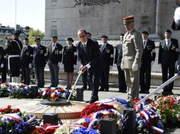 El presidente francés deposita una corona a los pies de la estatua del general Charles de Gaulle. AFP / L. Bonaventure