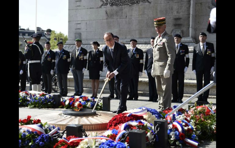 El presidente francés deposita una corona a los pies de la estatua del general Charles de Gaulle. AFP / L. Bonaventure