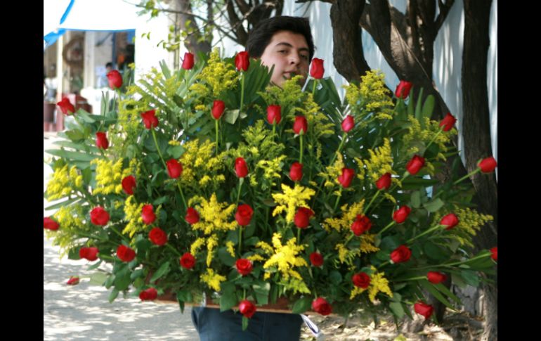 Los regalos tradicionales como las flores, han quedado atrás ante el inminente crecimiento de las compras vía online. EL INFORMADOR / ARCHIVO