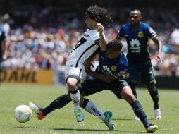 Britos recibe el balón ante la marca de Samudio. EFE / J.Méndez