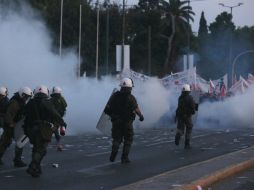 Los trabajadores públicos y privados rechazaron el controvertido proyecto de ley de reforma tributaria y de pensiones. EFE / O. Panagiotou