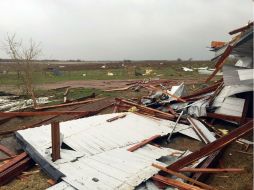 Uno de los tornados dañó una docena de casas rodantes. AP / K. Skovira