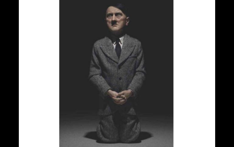 La estatua representa al líder nazi Adolfo Hitler rezando. TWITTER / @ChristiesInc