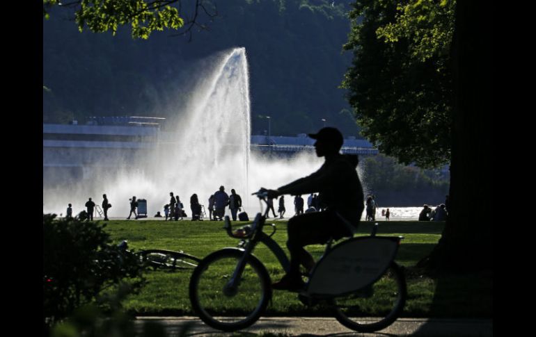 Para el estadounidense promedio, los inviernos se han calentado en 1° Fahrenheit por década y un séptimo de grado en el verano. AP / G. Puskar