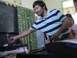 El candidato a senador, el boxeador Emmanuel Manny 'Pacman' Pacquiao, ejerce su derecho al voto en Kiamba. EFE / K. Tiblani