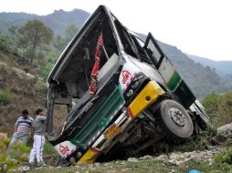 El autobús seguía una ruta por la montaña cuando se precipitó por un desfiladero la pasada noche cerca de la localidad de Jogindernagar EFE / S. Baid