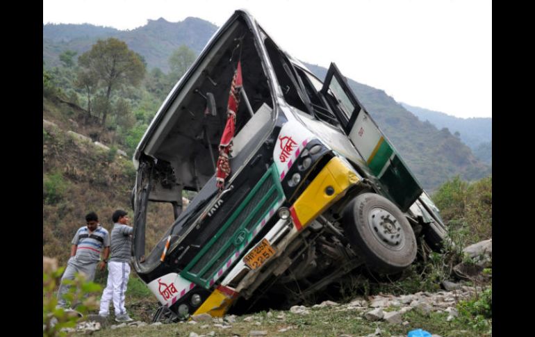 El autobús seguía una ruta por la montaña cuando se precipitó por un desfiladero la pasada noche cerca de la localidad de Jogindernagar EFE / S. Baid