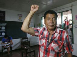 Rodrigo Duterte saluda a los medios tras emitir su voto. AP /  B. Marquez