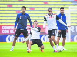 Para los Morelia, evitar el descenso fue un golpe anímico positivo. En la imagen, el 'Chato' Rodríguez patea el balón. MEXSPORT /