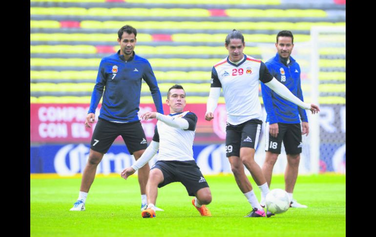 Para los Morelia, evitar el descenso fue un golpe anímico positivo. En la imagen, el 'Chato' Rodríguez patea el balón. MEXSPORT /