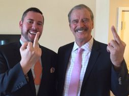 Al concluir la entrevista, Vicente Fox posó con el presentador Ben Mathis para hacer el conocido gesto. TWITTER / @KApolitics