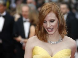 Jessica Chastain, homenajeada en el afiche oficial de la Semana de la Crítica de Cannes, dislumbra con un vestido amarillo bustier. EFE / G. Horcajuelo