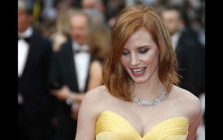 Jessica Chastain, homenajeada en el afiche oficial de la Semana de la Crítica de Cannes, dislumbra con un vestido amarillo bustier. EFE / G. Horcajuelo