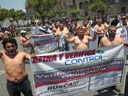 A manera de protesta, los integrantes de talleres en Jalisco se manifestaron sin camisa afuera del Palacio de Gobierno. EL INFORMADOR / M. Vargas