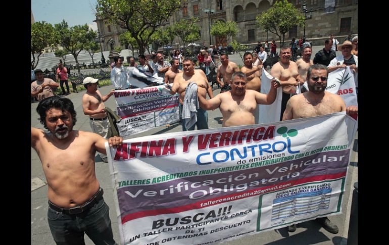 A manera de protesta, los integrantes de talleres en Jalisco se manifestaron sin camisa afuera del Palacio de Gobierno. EL INFORMADOR / M. Vargas