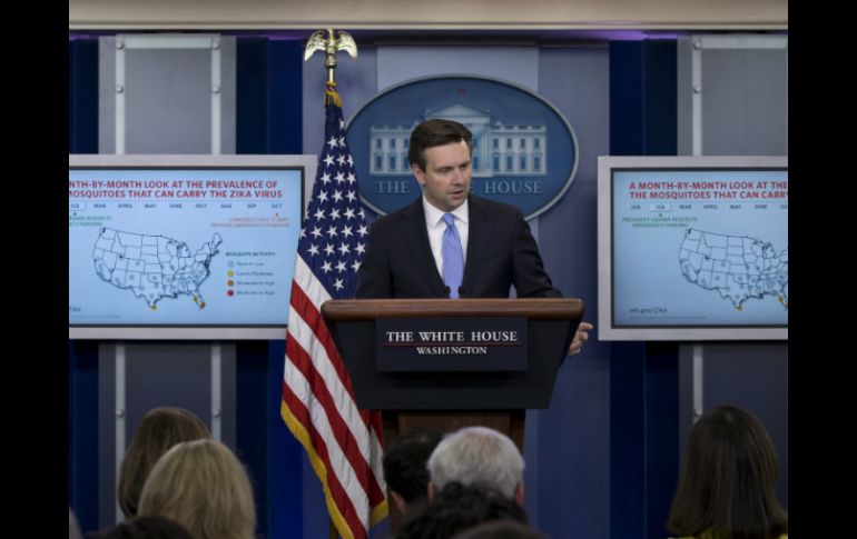 Josh Earnest reiteró sus críticas al Congreso por no abrobar millones de dólares en fondos de emergencia. AP / C. Kaster