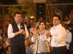 Miguel Ángel Osorio Chong estuvo en la colonia Jalisco de Tonalá, acompañado del gobernador Aristóteles Sandival y Rosario Robles.. EL INFORMADOR / R. Tamayo