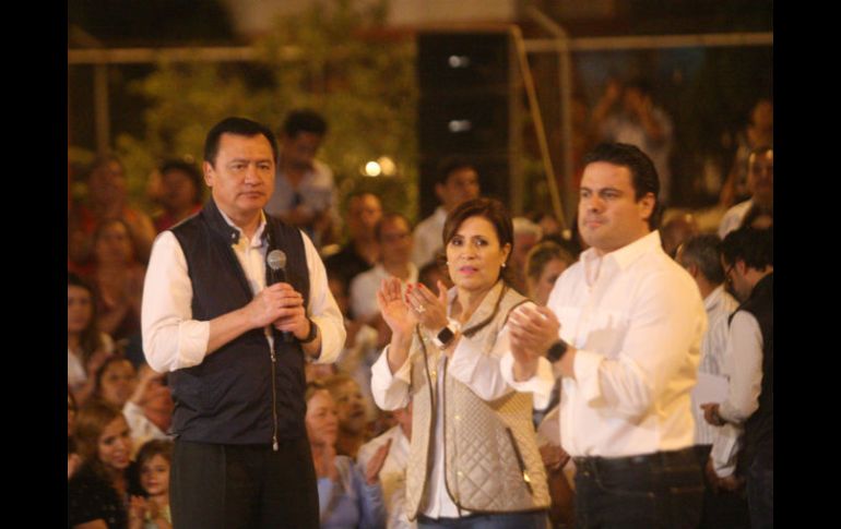 Miguel Ángel Osorio Chong estuvo en la colonia Jalisco de Tonalá, acompañado del gobernador Aristóteles Sandival y Rosario Robles.. EL INFORMADOR / R. Tamayo