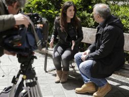 Sandra Hernández, hermana de uno de los españoles sobrevivientes, habla con los medios de comunicación. EFE / E. Naranjo