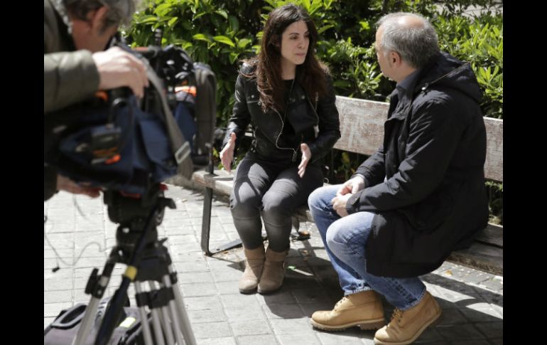 Sandra Hernández, hermana de uno de los españoles sobrevivientes, habla con los medios de comunicación. EFE / E. Naranjo