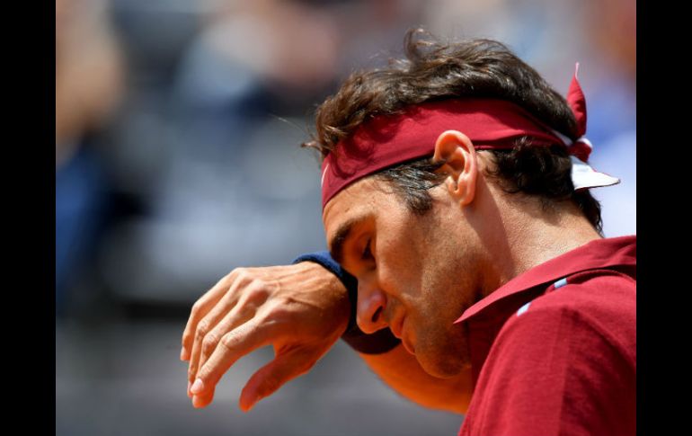 Federer  multiplicó ataques y subidas a la red, pero terminó siendo víctima de su estado físico. AFP / T. Fabi