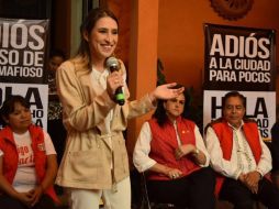 Mariana Moguel habló con vecinos de Tlalpan. ESPECIAL /