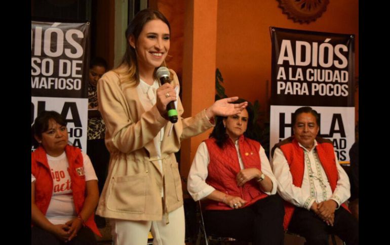 Mariana Moguel habló con vecinos de Tlalpan. ESPECIAL /