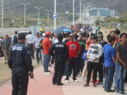 Aficionados de Chivas hicieron largas filas para poder obtener un boleto para el Clásico. EL INFORMADOR / R. Tamayo