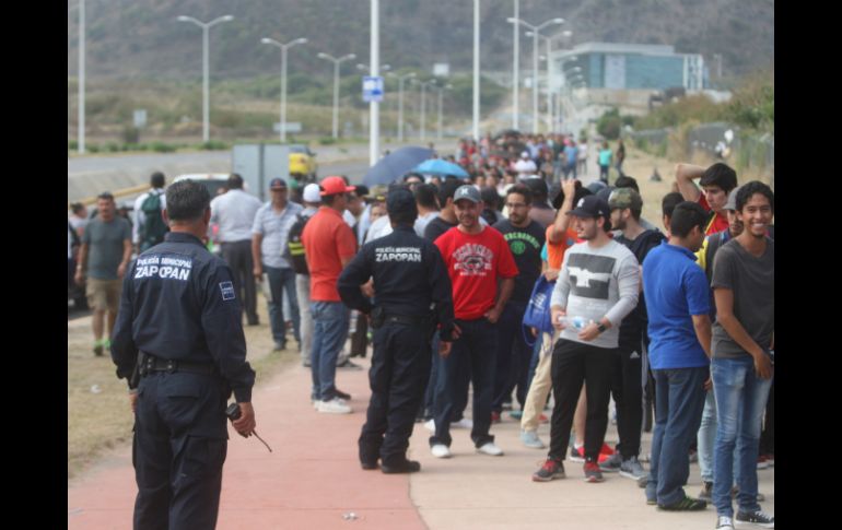 Aficionados de Chivas hicieron largas filas para poder obtener un boleto para el Clásico. EL INFORMADOR / R. Tamayo