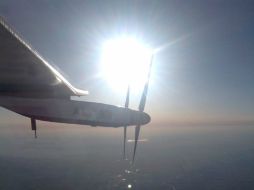 Se publica en Twitter  una foto tomada desde el avión que mostraba la cola del Solar Impulse 2 en medio de un cielo azul. TWITTER / @solarimpulse