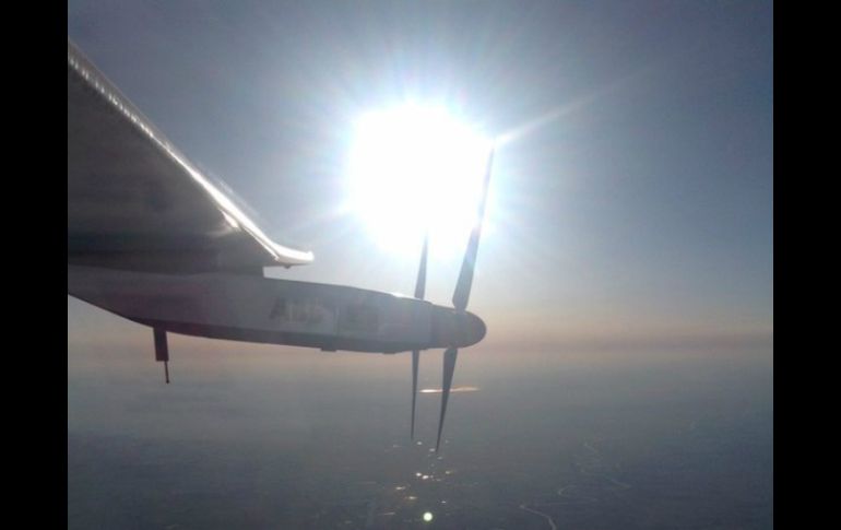 Se publica en Twitter  una foto tomada desde el avión que mostraba la cola del Solar Impulse 2 en medio de un cielo azul. TWITTER / @solarimpulse