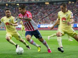 Chivas y América quedaron con 10 hombres luego de las expulsiones de Zaldívar y Sambueza respectivamente. MEXSPORT / C. De Marchena