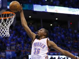 Kevin Durant encabezó la ofensiva del Thunder al conseguir 37 puntos en su cuenta personal. AP / A. Adams