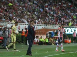 El técnico del Guadalajara da indicaciones a sus jugadores ante lo trabado del encuentro disputado ayer en la cancha del Estadio Chivas EL INFORMADOR / R. Tamayo