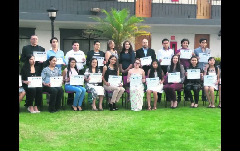 Los graduados, en el acto académico del programa de estudios Sileo. ESPECIAL /